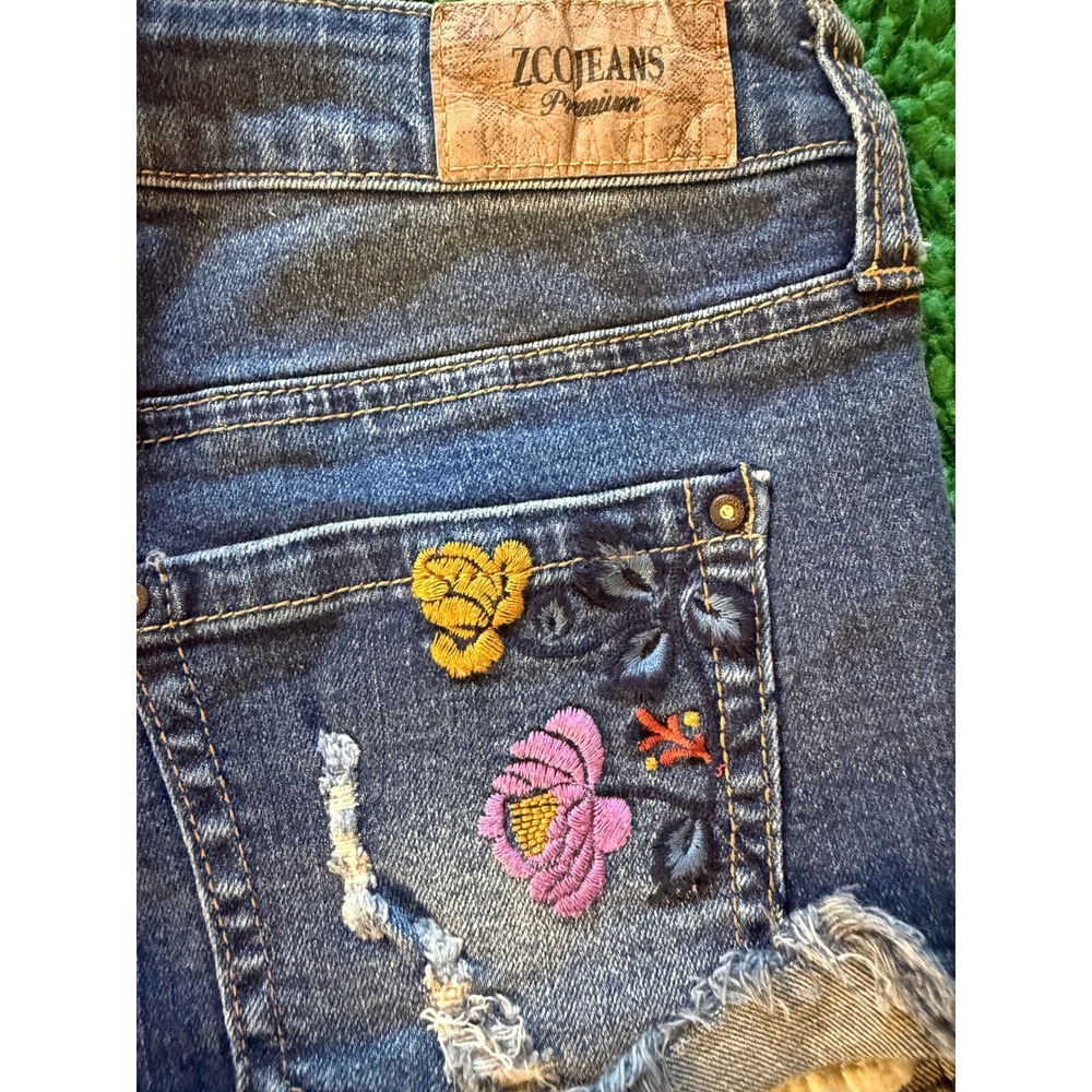 ZCOJEANS Premium Floral Embroidered Distressed Denim Shorts Blue Size 3 - Picture 7 of 7